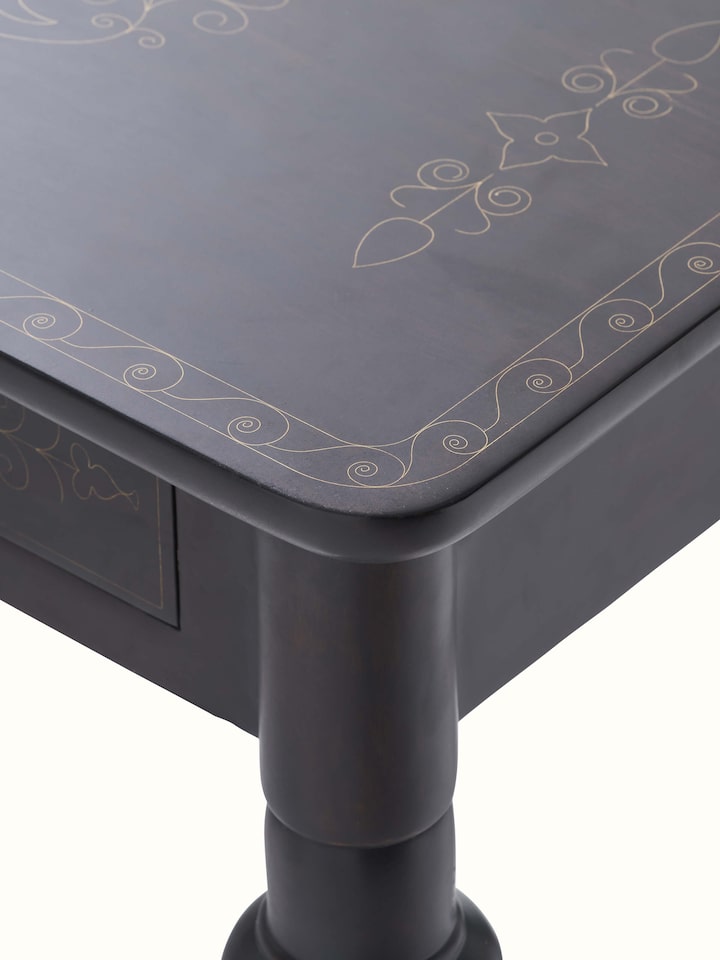 Close-up of the Sheesham wood texture and brass detailing on the console table, emphasizing the rich materials and craftsmanship.