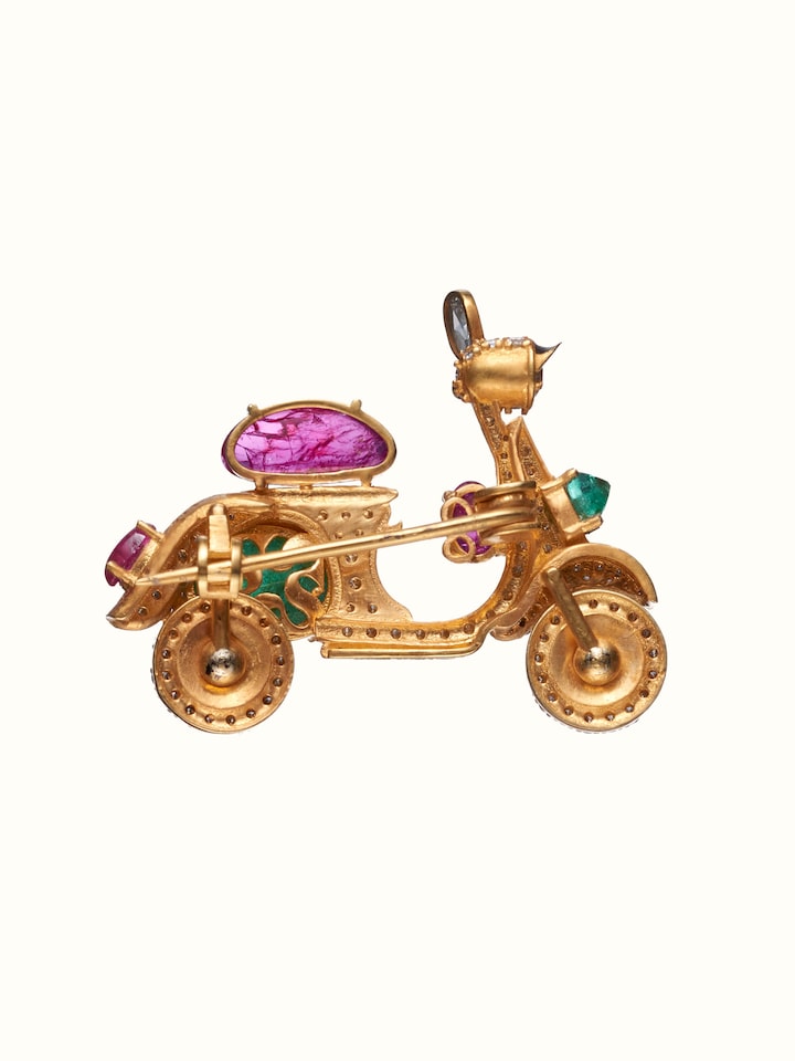 back view of 14 karat gold brooch pin with pin clasp