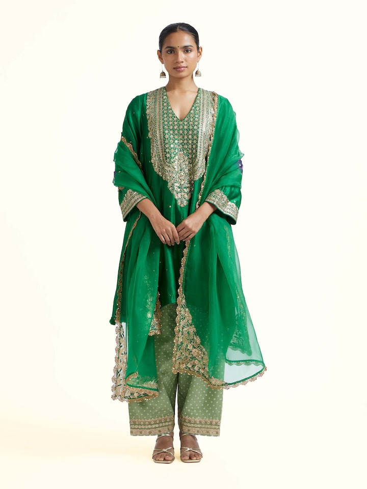 Front view of emerald green silk hand embroidery kurta set with intricate detailing
