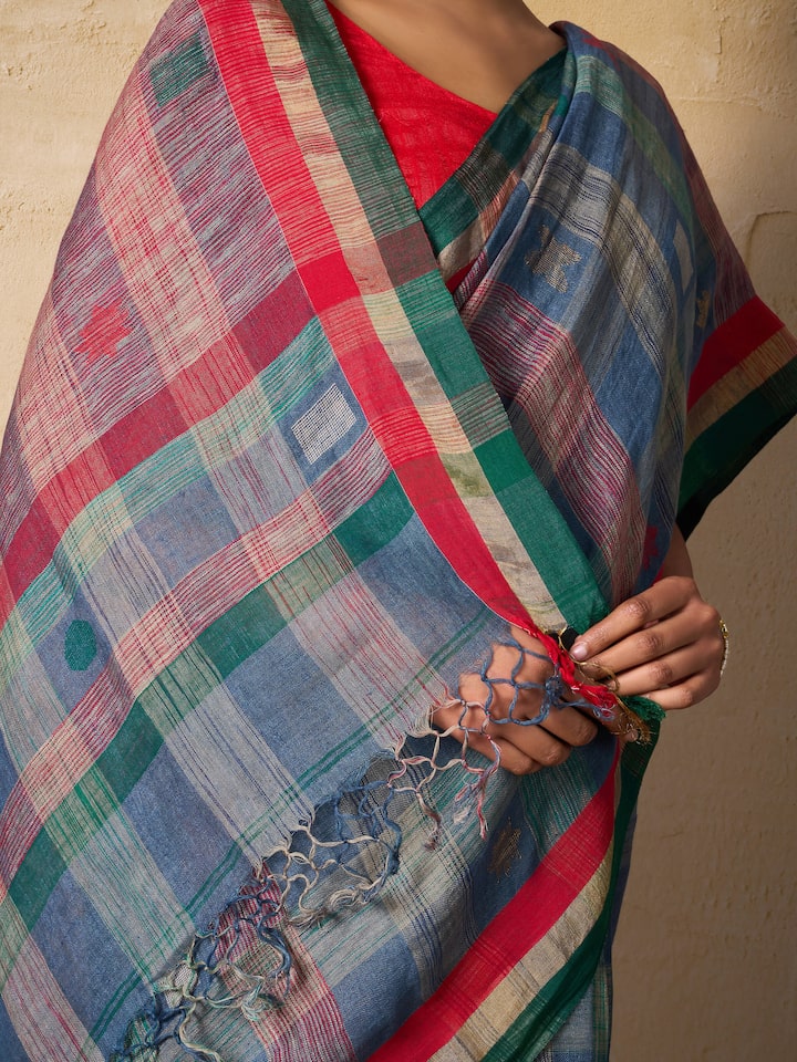 Close-up of Green Linen Cotton Saree drape displaying fine weave and smooth finish.