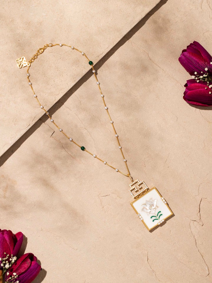Side view of Pacchikari Silver Pendant and Chain highlighting the detailed silver pendant and fine chain.