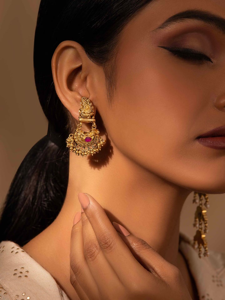 Side view of Nakash Silver Drop Earrings highlighting the fine silver craftsmanship and stylish drop design.