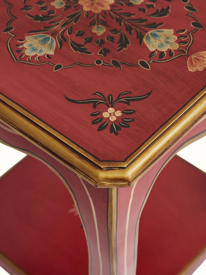 Detailed view of the end & side table’s painting and mango wood finish, emphasizing the quality and design elements
