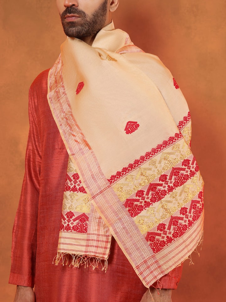 Angled view of peach tussar silk stole showcasing woven pallu detail