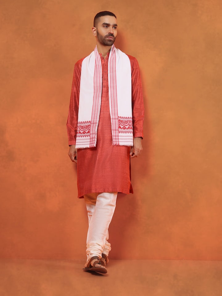 Woman styling white cotton stole over light-colored ethnic wear for summer.