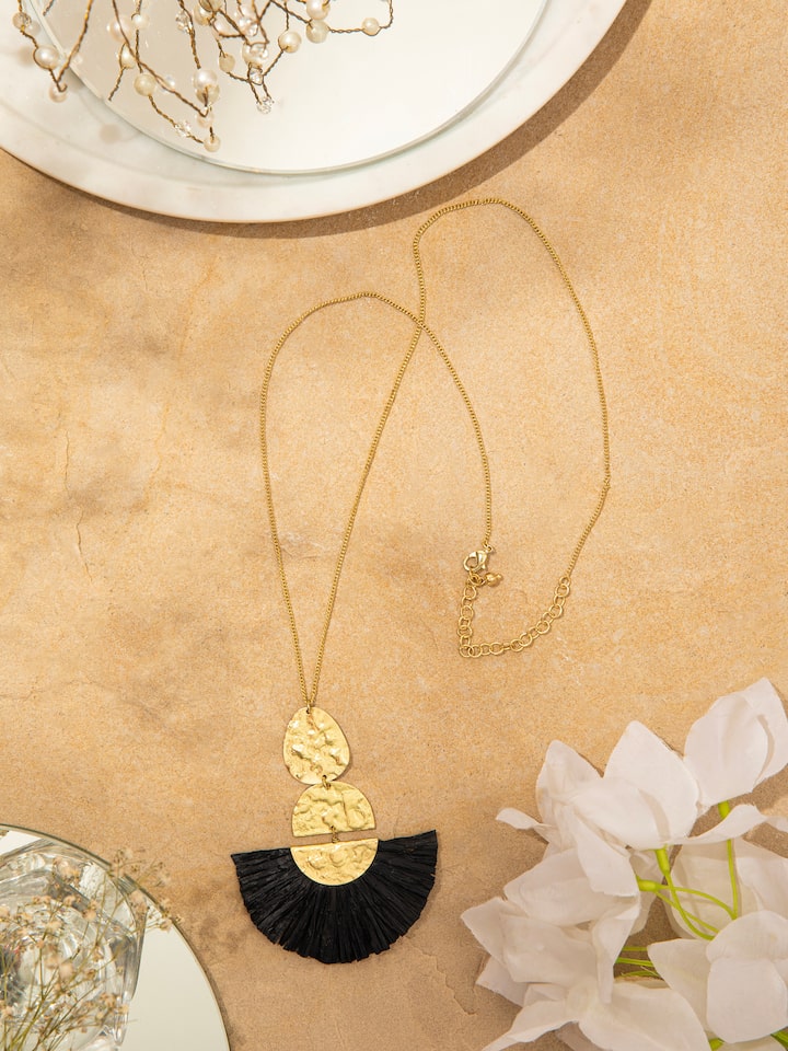 Side view of Raffia fibre long necklace highlighting its unique weave