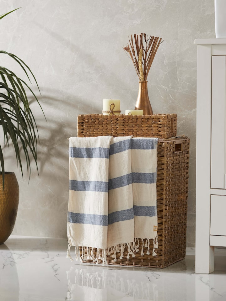 Close-up of Salya blue stripe cotton bath towel (M), focusing on the fabric texture and stripe pattern.