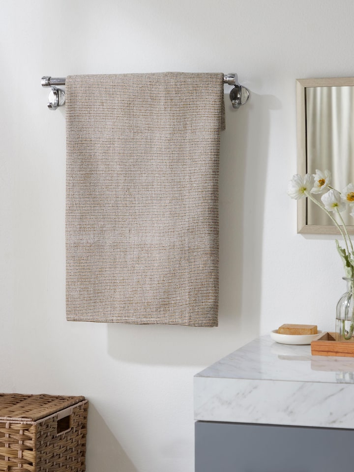 Close-up of Shikara green chambray cotton bath towel (M) focusing on the fabric texture and color