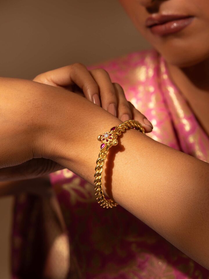 Close-up of Silver Oval Bracelet highlighting the smooth texture and elegant oval link design.