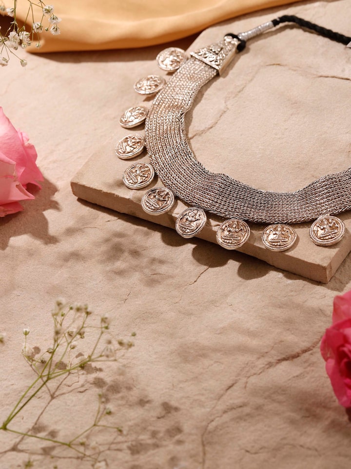 Detailed view of Silver collar necklace emphasizing modern design and smooth metal finish