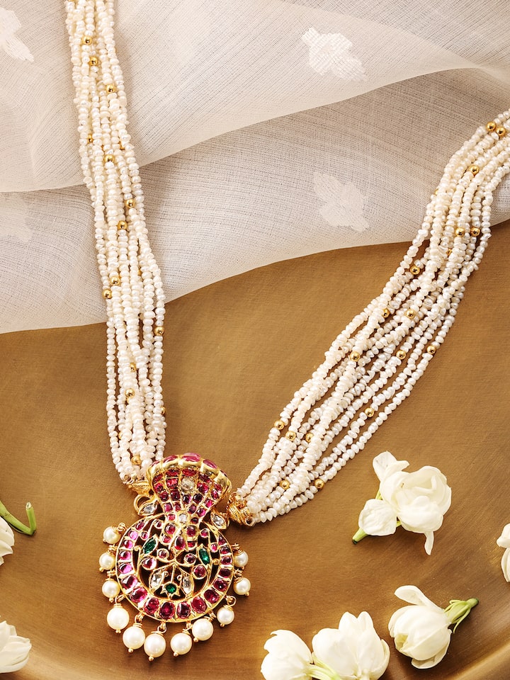 Side view of Kundala Velai 22 karat gold collar necklace showcasing its elegant curves and detailed craftsmanship.