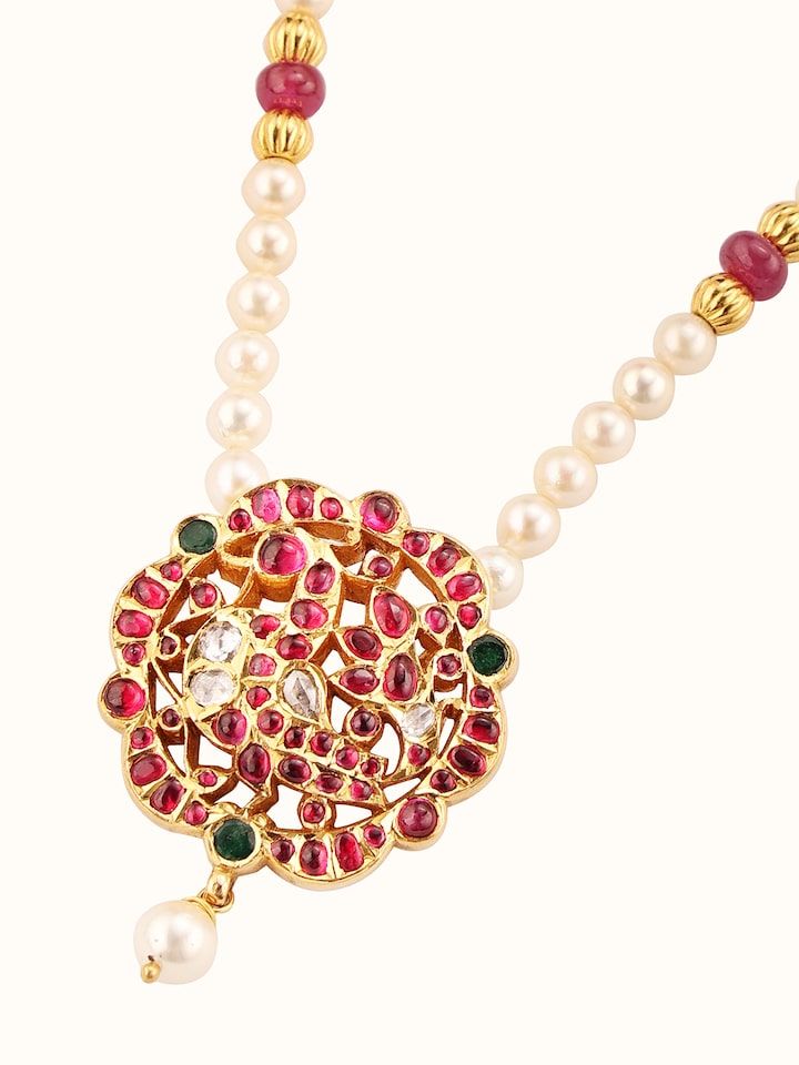 Side view of Kundala Velai 22 Karat Gold Collar Necklace displaying its elegant curvature and design.