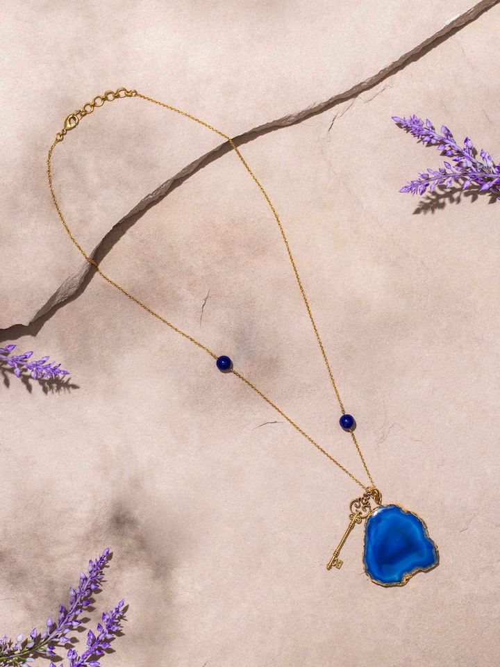 Side view of Agate Pendant with Chain showing the elegant pendant shape and smooth agate surface.