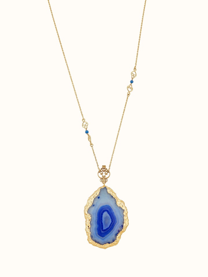 ront view of agate pendant with chain featuring a polished agate stone.