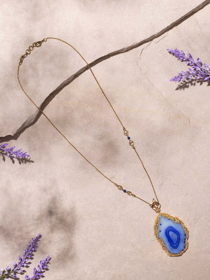 Side view of agate pendant with chain showing the pendant’s smooth finish.