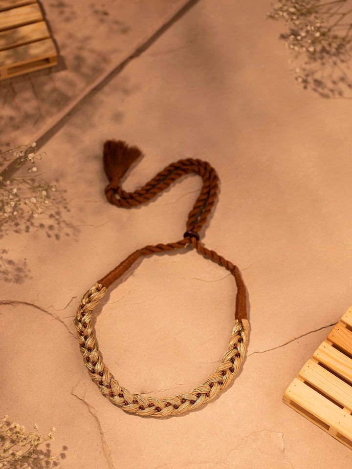 Side view of Jute jewellery collar necklace highlighting its handcrafted details and stylish look.