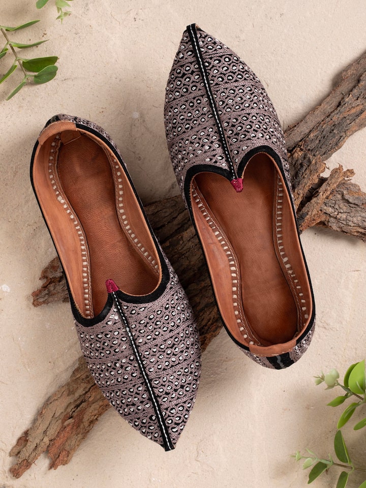 Side view of tan leather embroidered Jodhpuri pagrakha with focus on detailed patterns