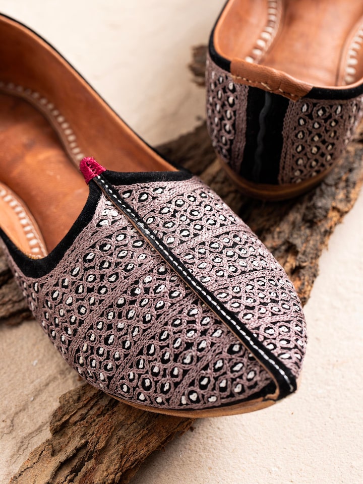 Close-up of tan leather embroidered Jodhpuri pagrakha highlighting the fine craftsmanship