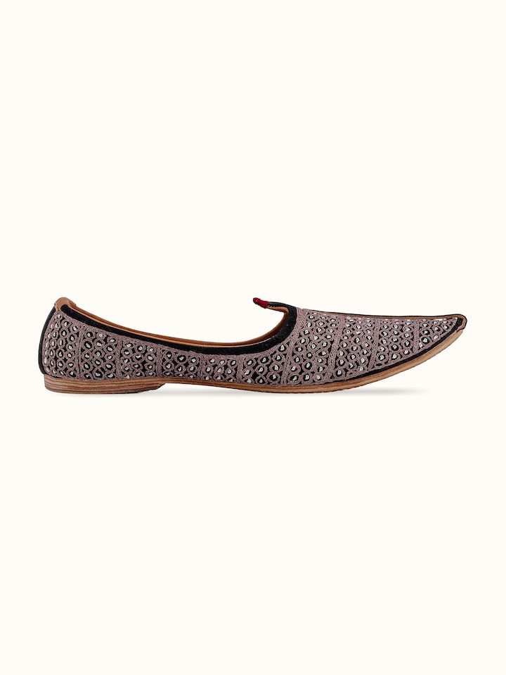 Back view of tan leather embroidered Jodhpuri pagrakha showing the overall design