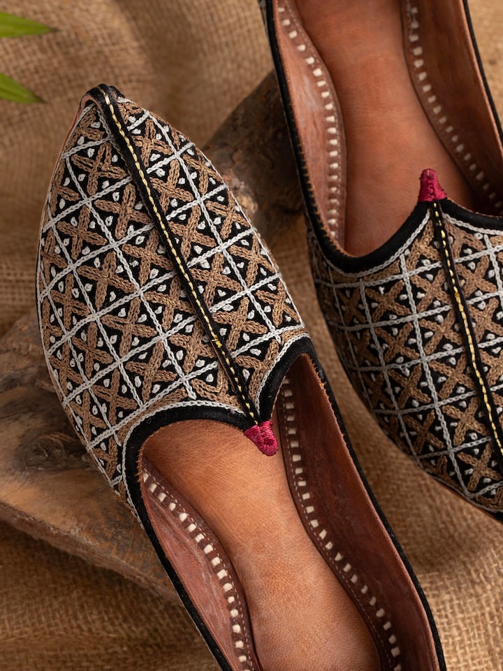 Detailed view of Black leather embroidered Jodhpuri pagrakha's embroidery