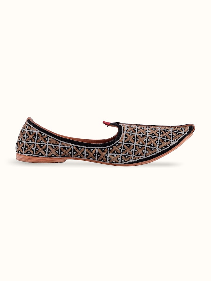 Angle view of Black leather embroidered Jodhpuri pagrakha highlighting design