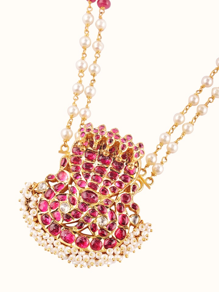 Side view of Kundala Velai 22 Karat Gold Collar Necklace showcasing the elegant curve and design.