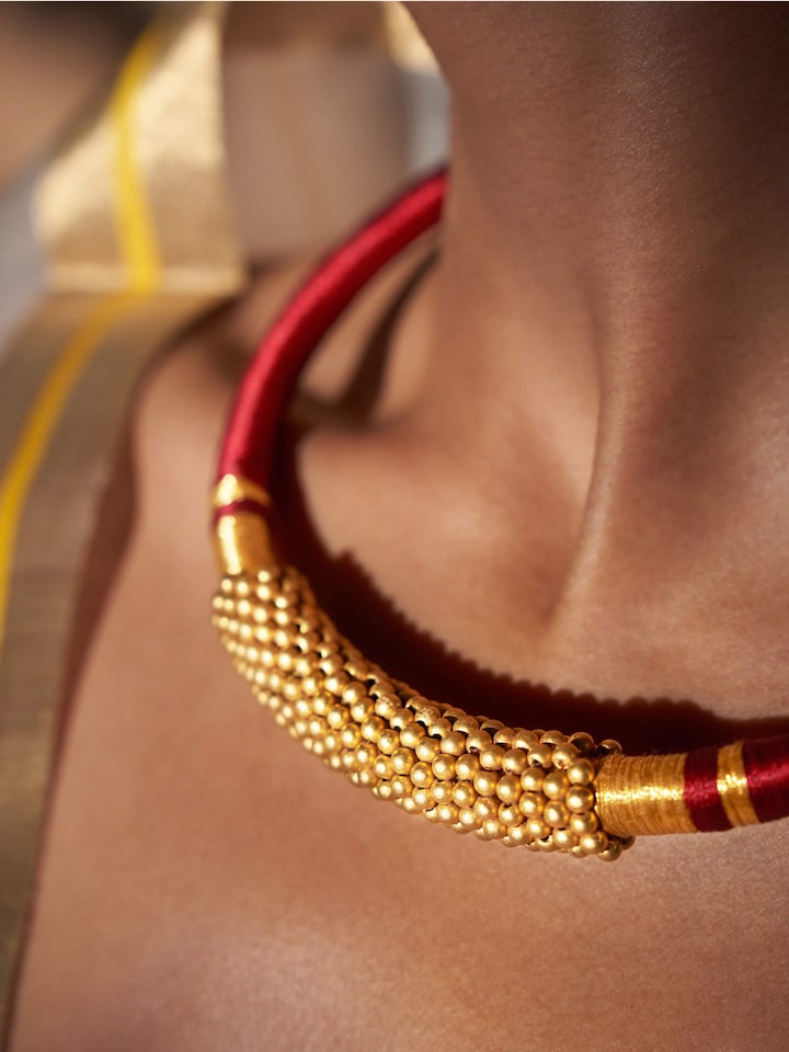 Another side perspective showing the choker’s smooth finish