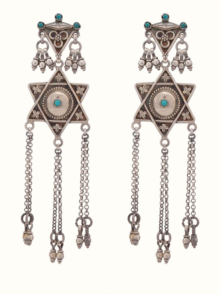 Front view of agate long necklace featuring elegant agate stones and detailed design.