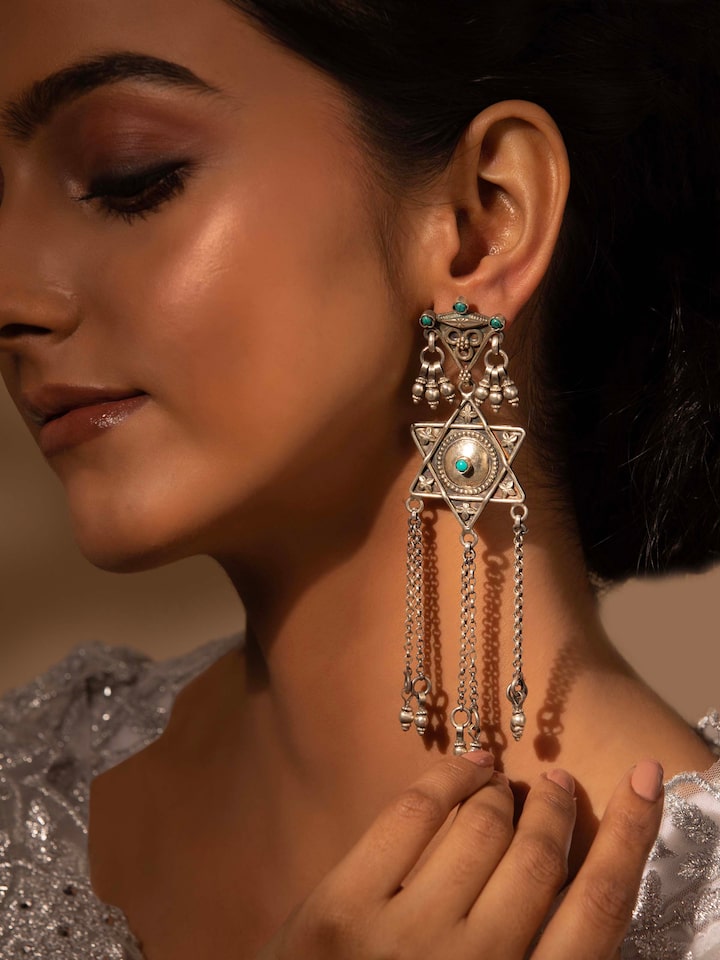 Close-up view of agate long necklace highlighting the vibrant agate stones and fine craftsmanship.