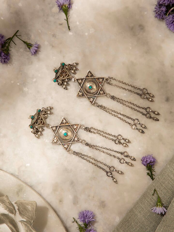 Side view of agate long necklace emphasizing the arrangement of stones and overall design.