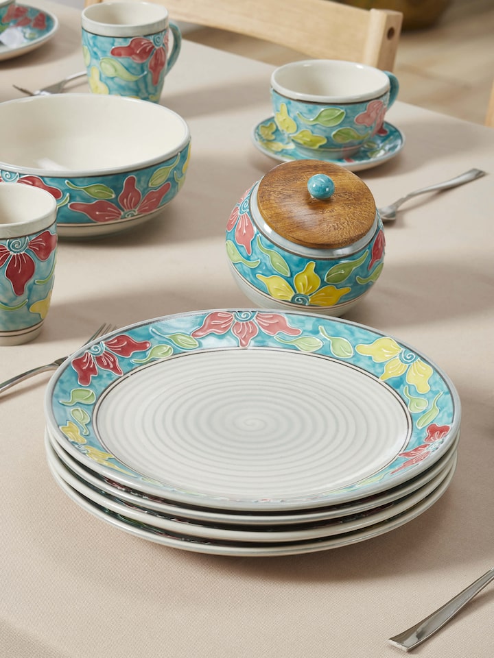 Side view of Khurja pottery ceramic dinner plates, displaying the elegant blue and white patterns, Swadesh