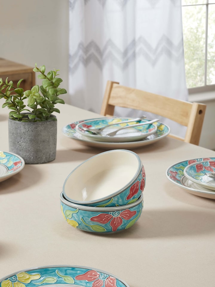 Side view of Khurja pottery ceramic dinner bowls in blue and white, highlighting their shape and decorative patterns.