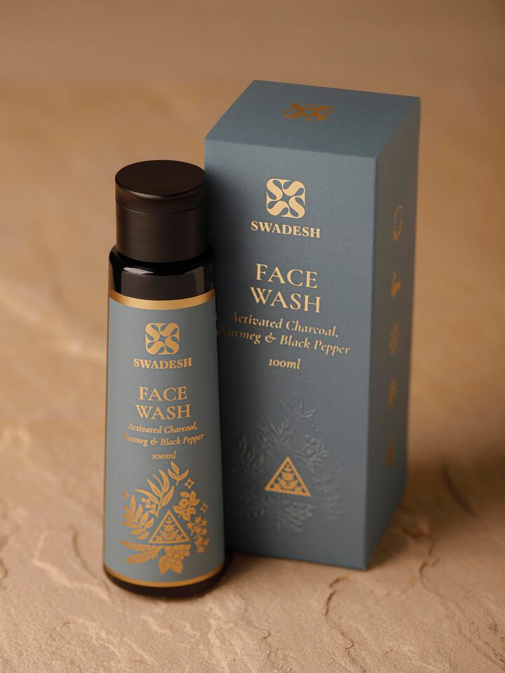 Side view of Face Wash Activated Charcoal, Tea & Vetiver displaying the pump design for convenient dispensing