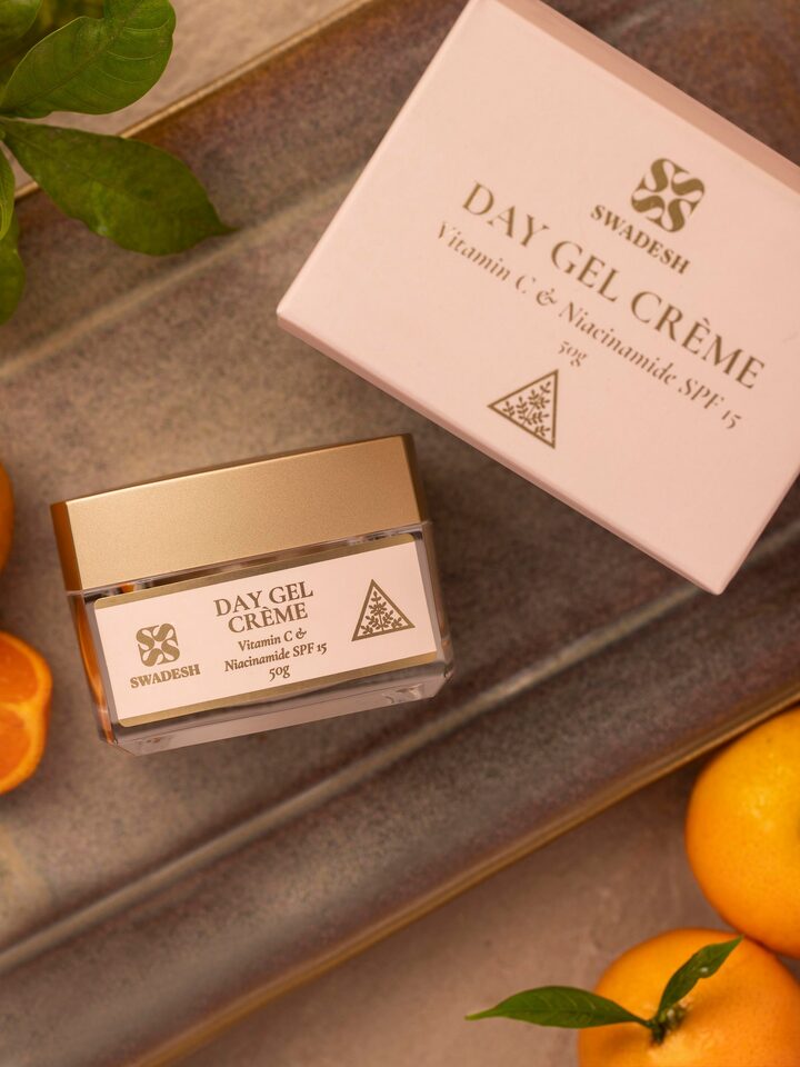 Side view of Day Gel Crème Vitamin C & Niacinamide SPF 15 highlighting the container label.
