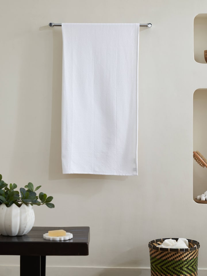 Close-up of Vayana stripe white cotton bath towel (XL) highlighting the fabric texture and stripe detail.