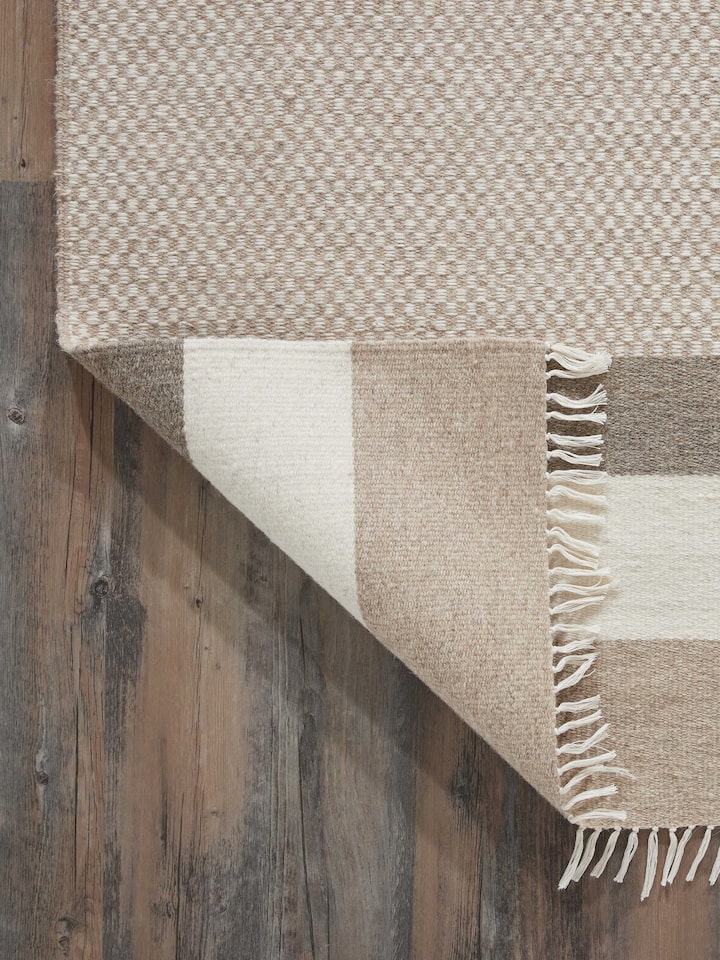 Detailed view of Geo checkered beige Jawaja wool & cotton handloom dhurrie (4x6 ft) showing the quality and craftsmanship of the handloom.