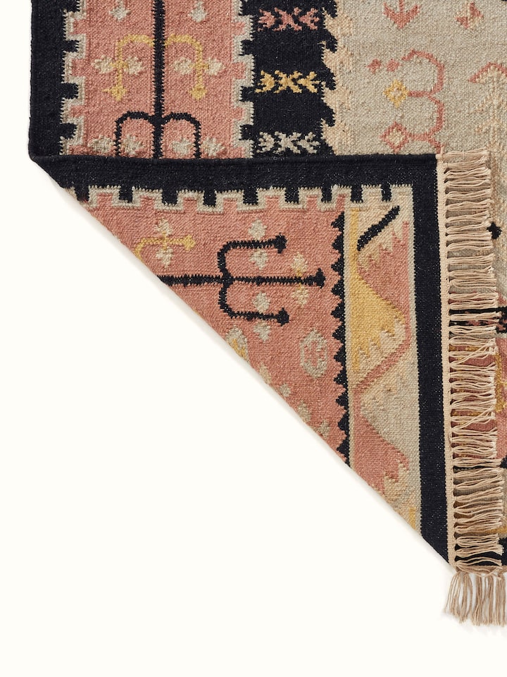 Close-up of the Traditional Kilim rust grey Salawas wool & cotton panja dhurrie’s edge, focusing on the weaving details and finish.