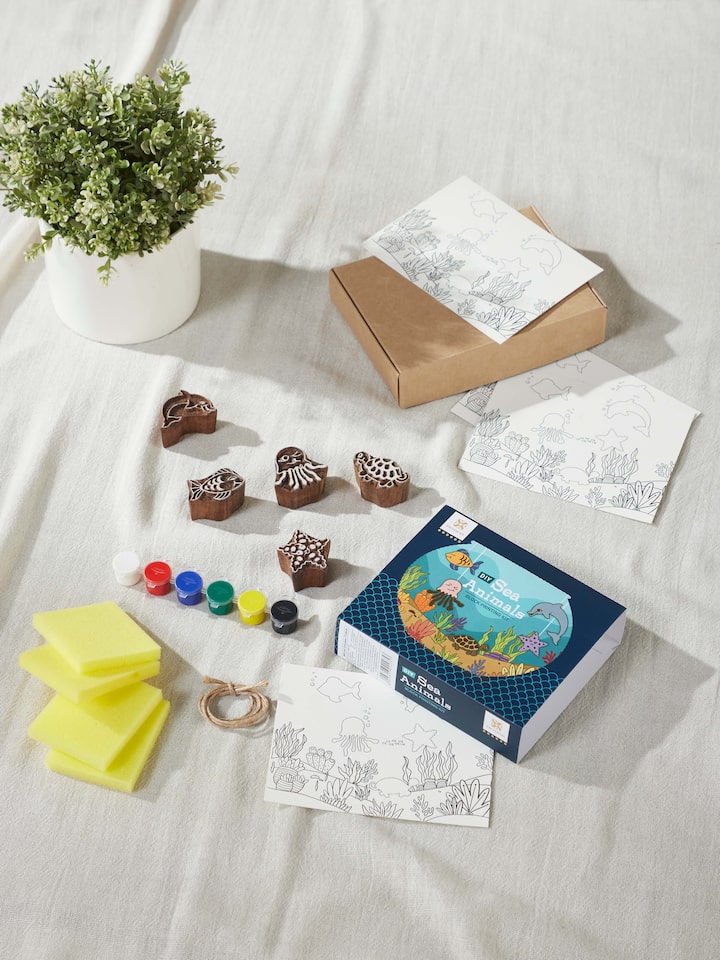 Close-up of block painting DIY kit sea aquarium blue, showing the painting materials and design details.