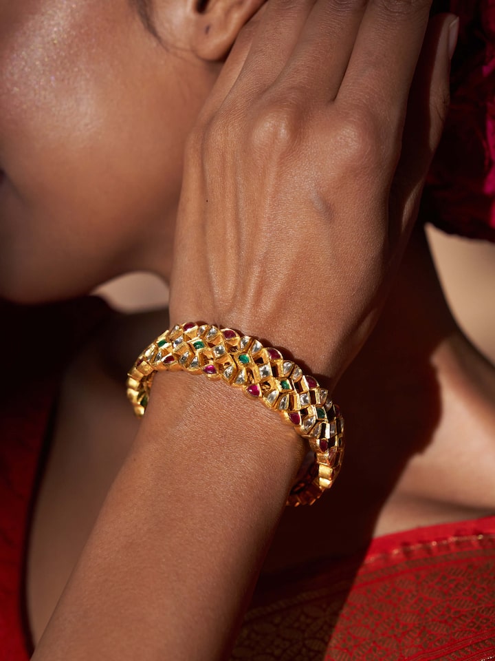 Detailed shot of Jadau 18 karat gold bracelet with a focus on its intricate artistry