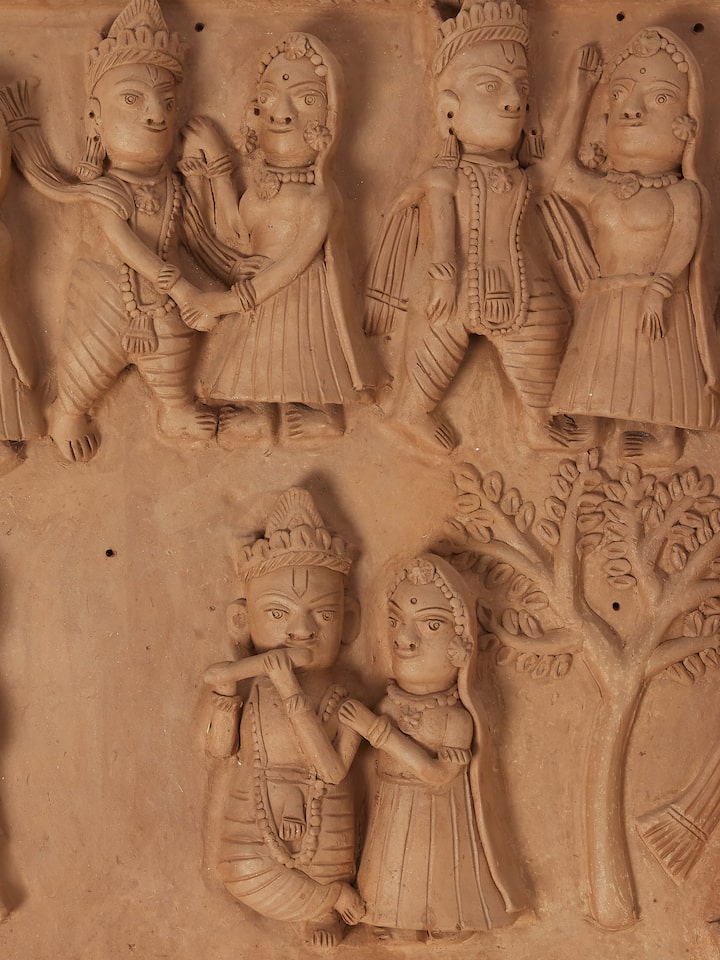 3D view of Terracotta clay Radha Krishna raas leela idol showing side details