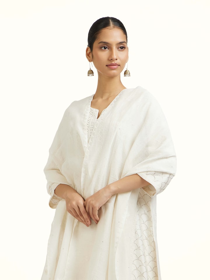 Angled view of the Off-white Cotton Silk Chikankari Stole
