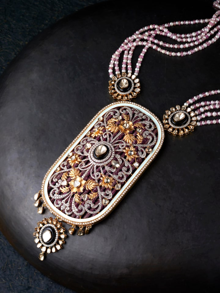 detail view of open setting 14 karat gold long necklace pattern