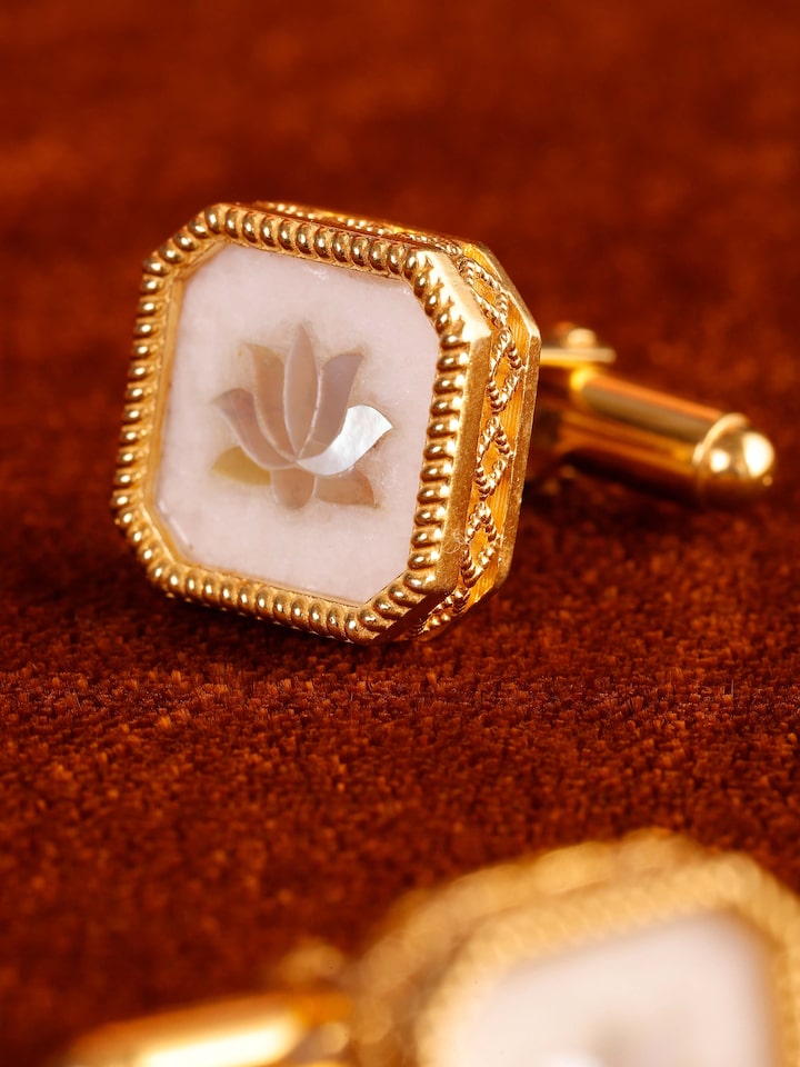 Alternative lifestyle view of the Parchinkari Silver Cufflinks