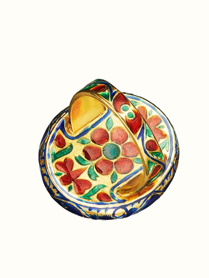 Back view of Jadau 18 Karat Gold Ring showing the back and clasp detail