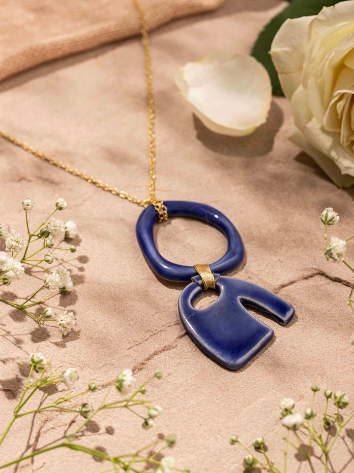 Side angle capturing the necklace's length and design flow